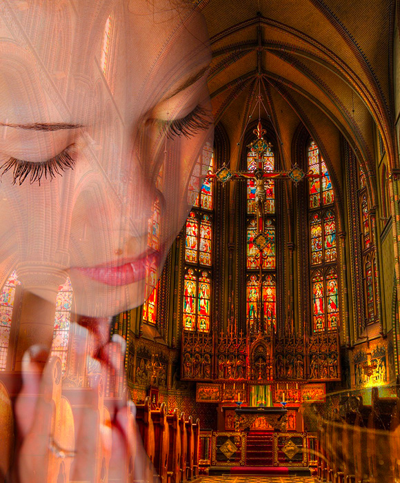 Une femme qui prie dans une église